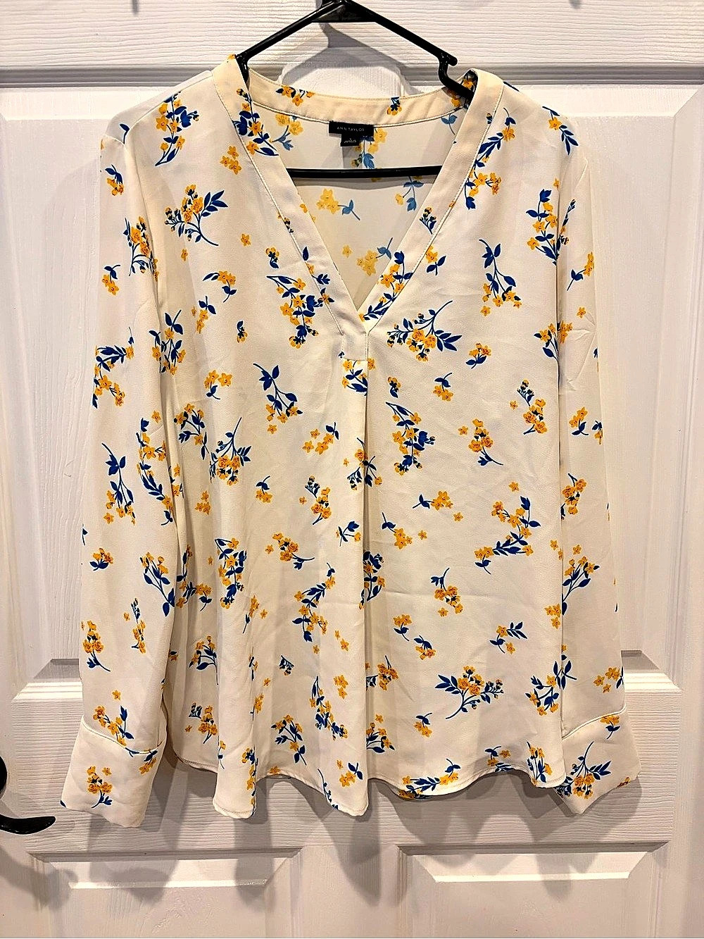 Pretty Ann Taylor Floral Blouse Size Large